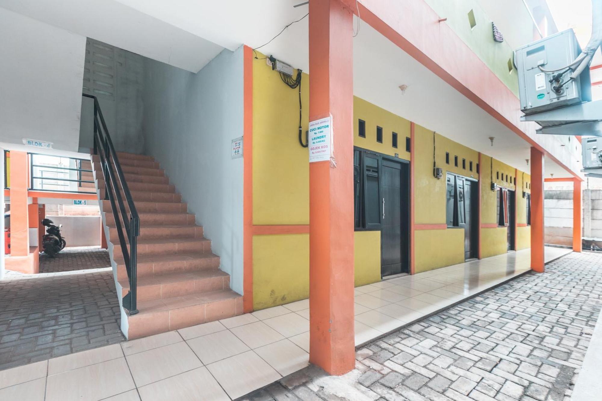 Oyo Living 1756 Amira Guest House Bekasi Zewnętrze zdjęcie
