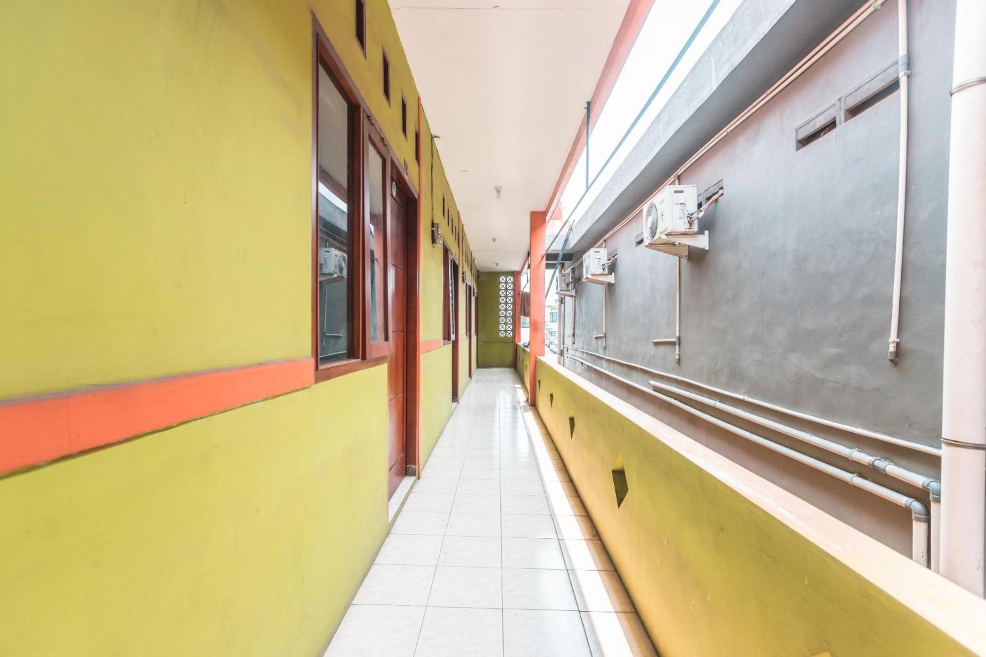Oyo Living 1756 Amira Guest House Bekasi Zewnętrze zdjęcie