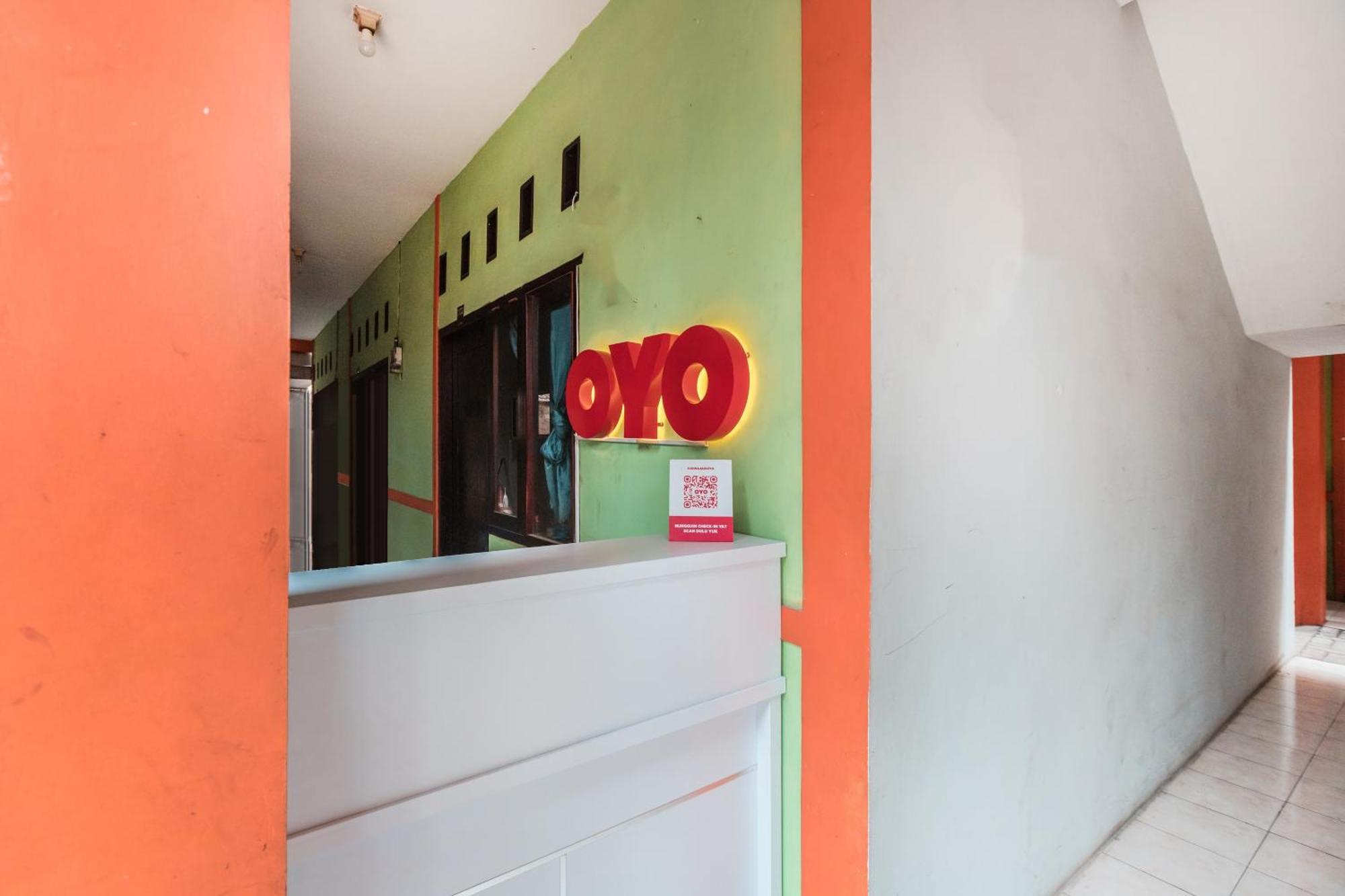Oyo Living 1756 Amira Guest House Bekasi Zewnętrze zdjęcie