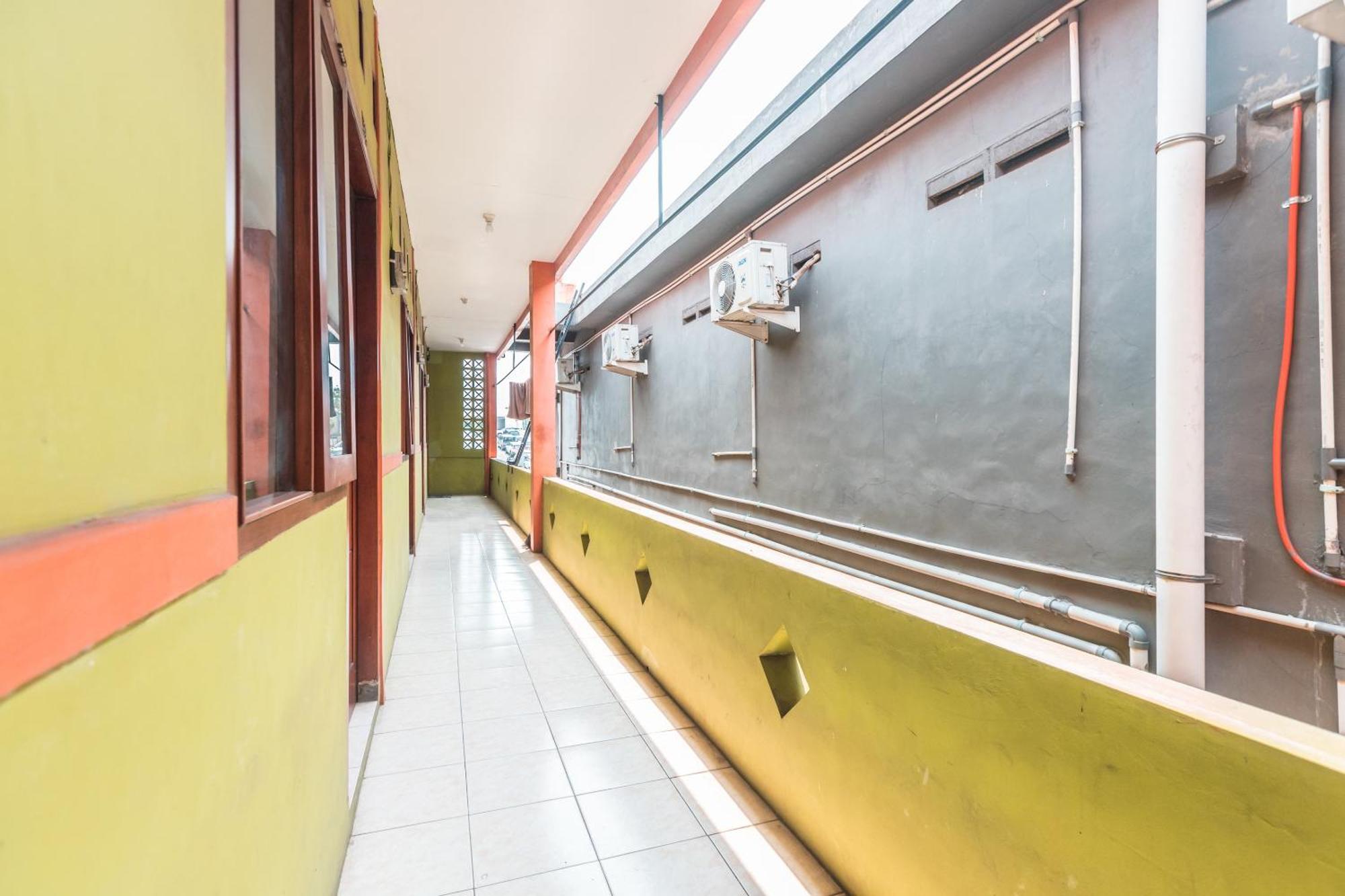 Oyo Living 1756 Amira Guest House Bekasi Zewnętrze zdjęcie