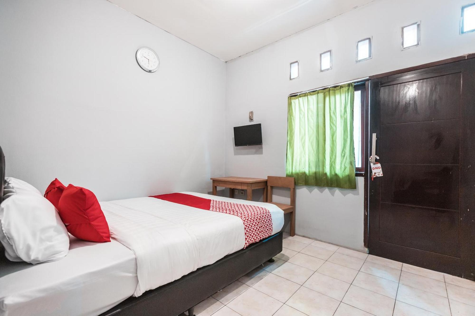 Oyo Living 1756 Amira Guest House Bekasi Zewnętrze zdjęcie