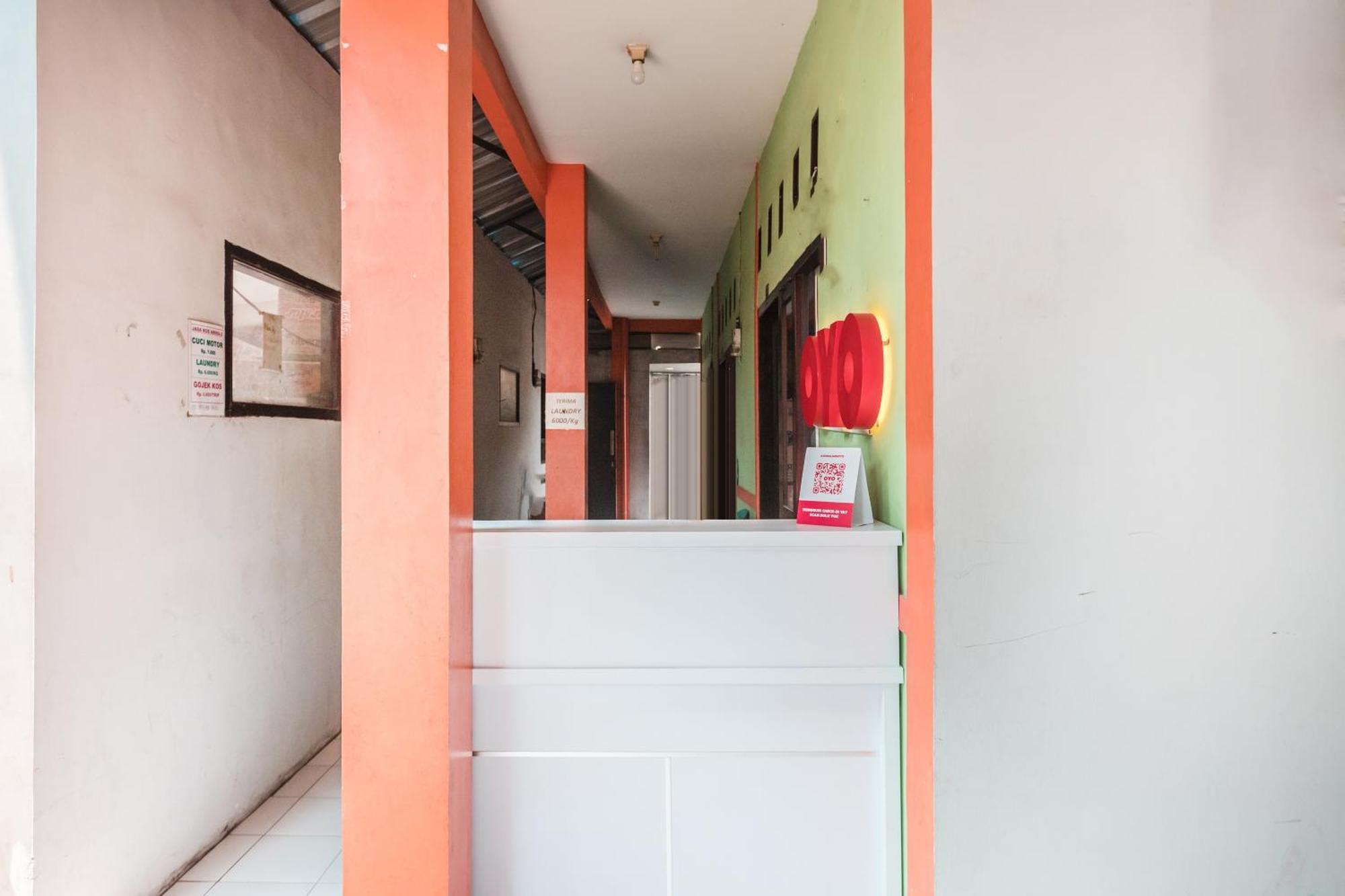 Oyo Living 1756 Amira Guest House Bekasi Zewnętrze zdjęcie